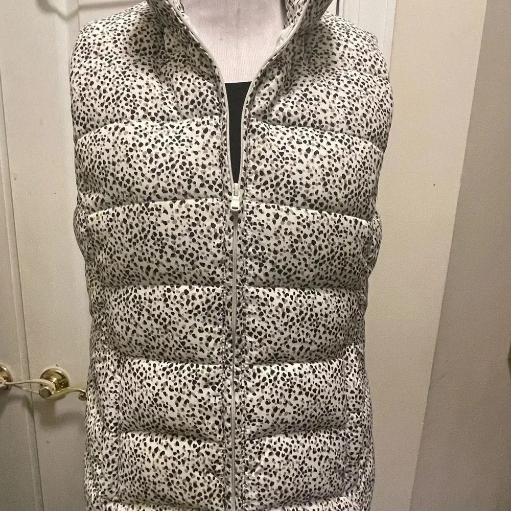 LOFT women's SMALL Ivory Black
Brown Zip Up Puffer vest new 
Condition